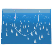 Segelboote in tiefblauem Meer - Regatta Sailboote Große Geschenktüte (Vorderseite)