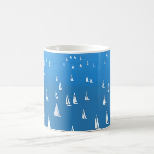 Segelboote in tiefblauem Meer - Regatta Sailboote Kaffeetasse (Mittel)