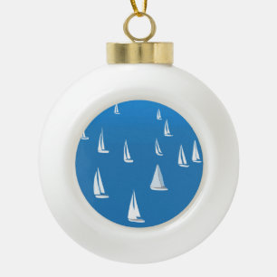 Segelboote in tiefblauem Meer - Regatta Sailboote Keramik Kugel-Ornament