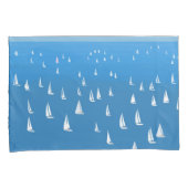 Segelboote in tiefblauem Meer - Regatta Sailboote Kissenbezug (Vorderseite-Rechts)
