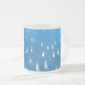 Segelboote in tiefblauem Meer - Regatta Sailboote Mattglastasse (VorderseiteRechts)