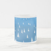 Segelboote in tiefblauem Meer - Regatta Sailboote Mattglastasse (Mittel)