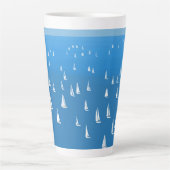 Segelboote in tiefblauem Meer - Regatta Sailboote Milchtasse (Vorderseite)