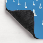 Segelboote in tiefblauem Meer - Regatta Sailboote Mousepad (Ecke)