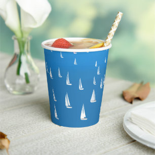 Segelboote in tiefblauem Meer - Regatta Sailboote Pappbecher