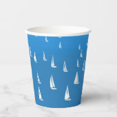 Segelboote in tiefblauem Meer - Regatta Sailboote Pappbecher (Vorderseite)