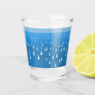 Segelboote in tiefblauem Meer - Regatta Sailboote Schnapsglas