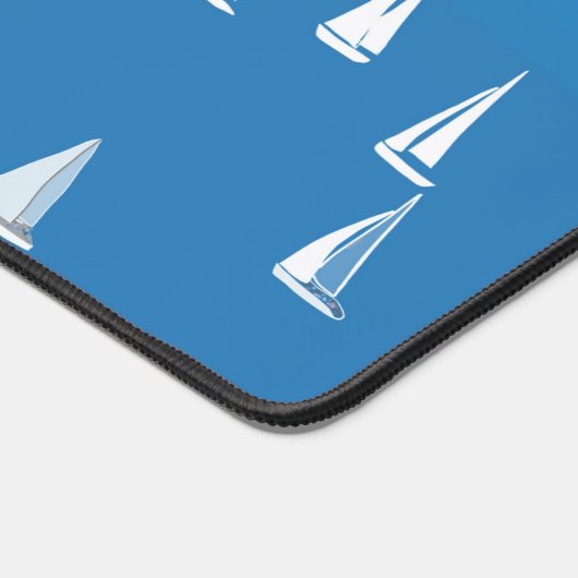 Segelboote in tiefblauem Meer - Regatta Sailboote Schreibtischunterlage (Ecke)