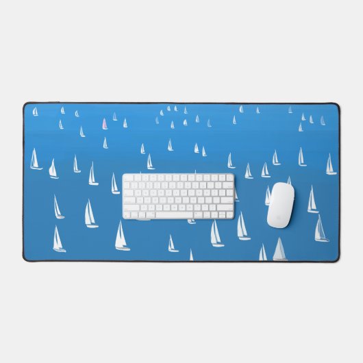 Segelboote in tiefblauem Meer - Regatta Sailboote Schreibtischunterlage (Tastatur & Maus)