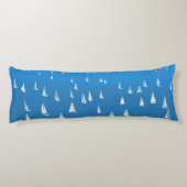 Segelboote in tiefblauem Meer - Regatta Sailboote Seitenschläferkissen (Rückseite)