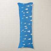 Segelboote in tiefblauem Meer - Regatta Sailboote Seitenschläferkissen (Vorderseite Vertikal)