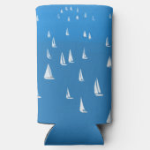 Segelboote in tiefblauem Meer - Regatta Sailboote Selters Dosenkühler (Rückseite)