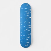 Segelboote in tiefblauem Meer - Regatta Sailboote Skateboard (Vorne)