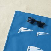 Segelboote in tiefblauem Meer - Regatta Sailboote Strandtuch (Beispiel)