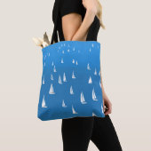 Segelboote in tiefblauem Meer - Regatta Sailboote Tasche (Von Nahem)