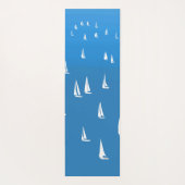 Segelboote in tiefblauem Meer - Regatta Sailboote Yogamatte (Rückseite)