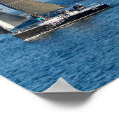 Segelboote kommen in den Kanal. Marina Del Rey, CA Poster (Ecke)