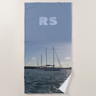 Segelboote mit (oder ohne) Ihren Initial(en) Strandtuch