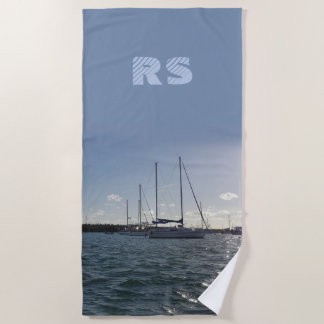 Segelboote mit (oder ohne) Ihren Initial(en) Strandtuch
