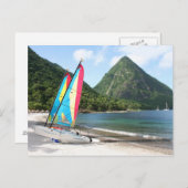 Segelboote und Wassersportausrüstung am Strand Postkarte (Vorne/Hinten)