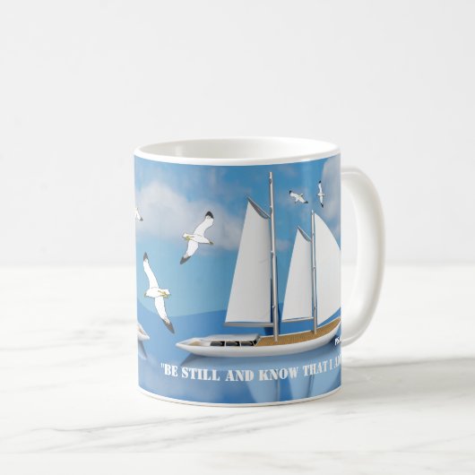 Segeljacht auf ruhigem Wasser mit steil ansteigend Kaffeetasse (VorderseiteRechts)