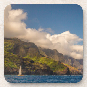 Segeln auf dem Untersetzer an der Küste Set