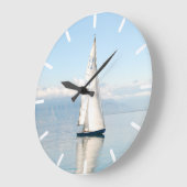 Segeln auf einer ruhigen Mirror-Art Sea Bay Große Wanduhr (Winkel)
