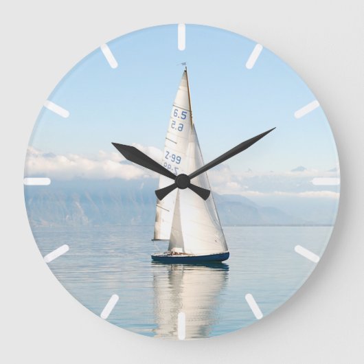 Segeln auf einer ruhigen Mirror-Art Sea Bay Große Wanduhr (Vorderseite)