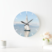 Segeln auf einer ruhigen Mirror-Art Sea Bay Große Wanduhr (Zuhause)