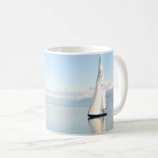 Segeln auf einer ruhigen, spiegelglänzenden Bucht Kaffeetasse (VorderseiteRechts)