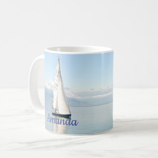 Segeln auf einer ruhigen, spiegelglänzenden Bucht Kaffeetasse (Vorderseite Links)