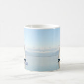 Segeln auf einer ruhigen, spiegelglänzenden Bucht Kaffeetasse (Mittel)