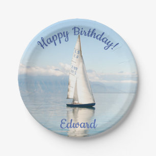 Segeln auf einer ruhigen, spiegelglänzenden Bucht Pappteller