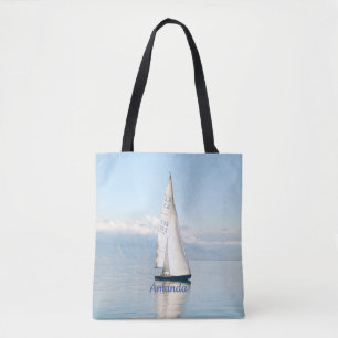 Segeln auf einer ruhigen, spiegelglänzenden Bucht Tasche