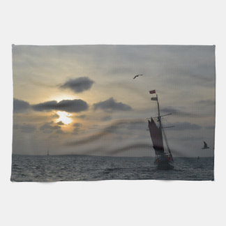 Segeln in den Sonnenuntergang Geschirrtuch