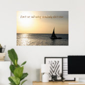 Segeln in den Sonnenuntergang Poster (Heimbüro)