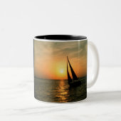 Segeln in den Sonnenuntergang Zweifarbige Tasse (VorderseiteRechts)