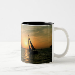Segeln in den Sonnenuntergang Zweifarbige Tasse
