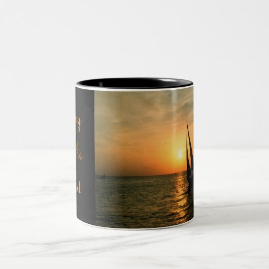 Segeln in den Sonnenuntergang Zweifarbige Tasse (Mittel)