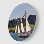 Segeln in Newport, Rhode Island, USA Große Wanduhr (Winkel)
