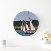 Segeln in Newport, Rhode Island, USA Große Wanduhr (Zuhause)