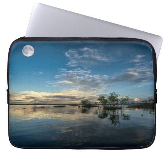 Segeln nahe Iquitos Laptopschutzhülle (Vorderseite)