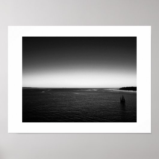 Segeln vom Hafen Sunset Black and White Poster (Vorne)