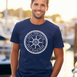 Segelrahmen für das Schiff T-Shirt<br><div class="desc">Navy blaues T-Shirt mit weißem,  elegantem Rad und Seilemblem mit dem Namen und dem Namen Ihres Kapitäns.</div>