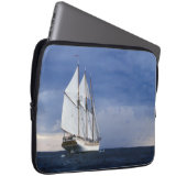 Segelschiff auf der Ostsee Laptopschutzhülle (Vorne Rechts)