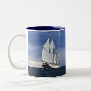 Segelschiff auf der Ostsee Zweifarbige Tasse