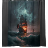 Segelschiff, das Wellen und Sturm im Meer bekämpft Duschvorhang (Vorderseite)