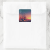 Segelschiff in den Sonnenuntergang Quadratischer Aufkleber (Tasche)
