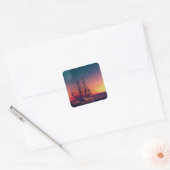 Segelschiff in den Sonnenuntergang Quadratischer Aufkleber (Umschlag)