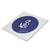 Segelschiff Weißer Anker auf Nautical Blue Fliese (Seite)